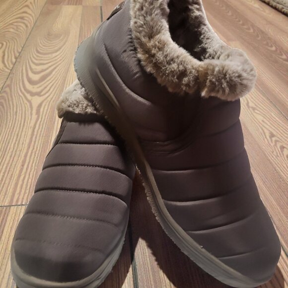 Minnetonka slippers, in a women’s size 9, smooth brown synthetic material - Picture 1 of 6